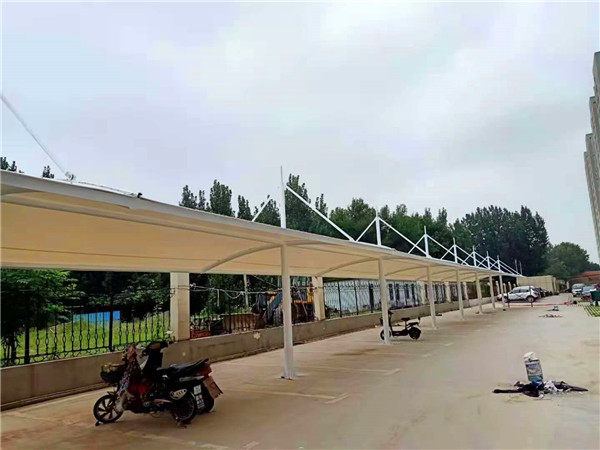 膜結(jié)構(gòu)自行車(chē)棚的建設(shè)上應(yīng)做好排水措施